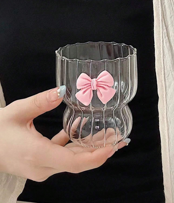 Bella tazza da tè tonda in vetro con fiocco