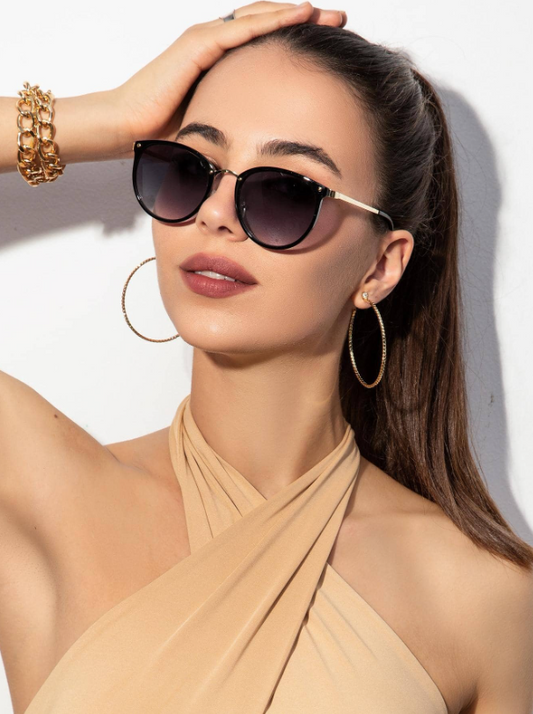 occhiali da sole alla moda con montatura rotonda da donna