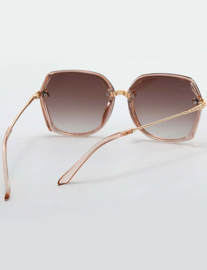 occhiali da sole con lenti colorate, accessori da viaggio eleganti